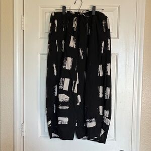 Modern Black and White Abstract Capris